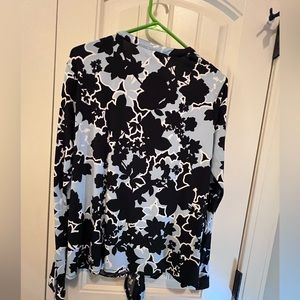 Beautiful blouse. Nice to wear out casual can be dressed up with some pants